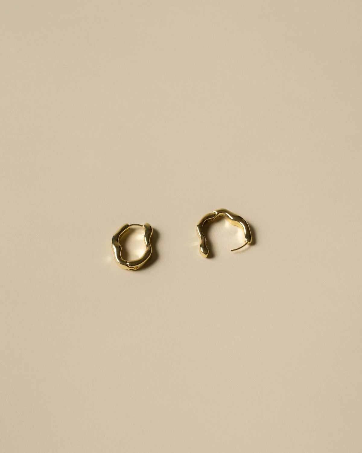 Payton Wiggle Hoop Earrings | Gold - EarringsHunter & HarePWHGMisiyo Candle Co